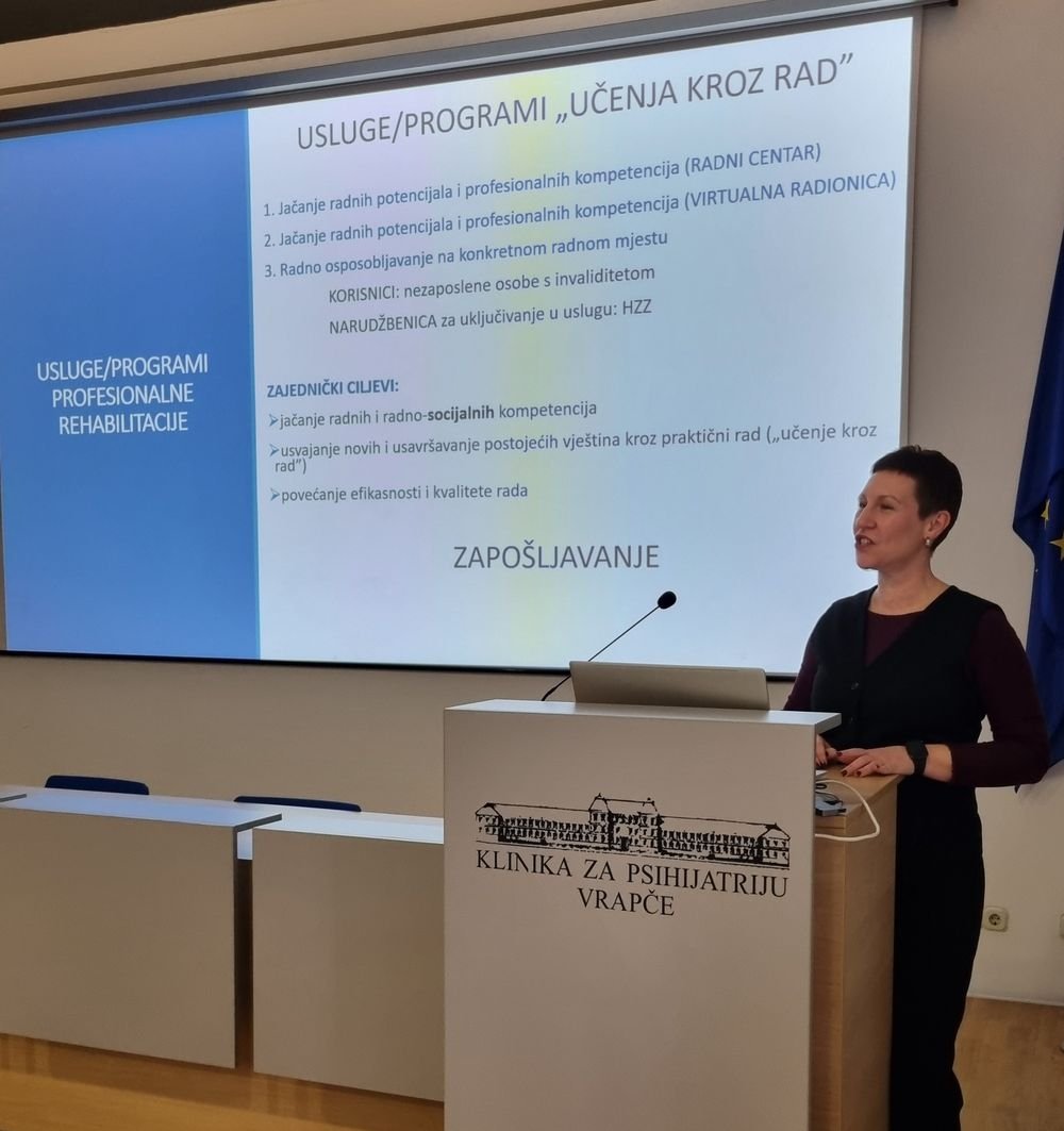 Predavačica za govornicom na stručnom seminaru