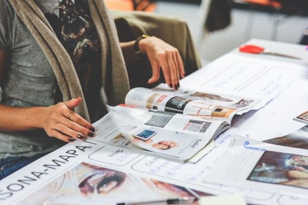 Novine i dokumenti na stolu